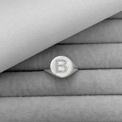 ANEL LETRA CRAVEJADO 1,3CM (CONSULTE AS LETRAS DISPONÍVEIS)