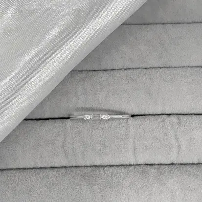 ANEL FINO PEDRA CRISTAL MEIO COM 2 ZIRCONIAS LATERAIS