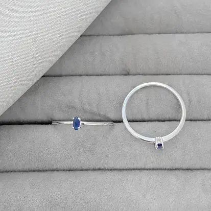 ANEL SOLITARIO OVAL AZUL SAFIRA