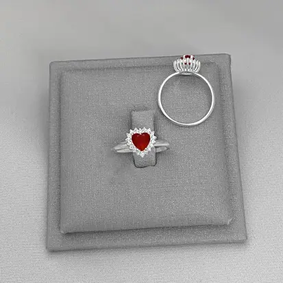 ANEL SOLITARIO CORAÇÃO VERMELHO CRAVEJADO