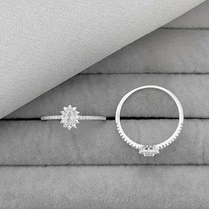 ANEL SOLITÁRIO OVAL CRISTAL CRAVEJADO