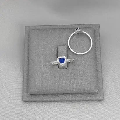 ANEL CRAVEJADO ZIRCONIA CORAÇÃO MEIO SAFIRA