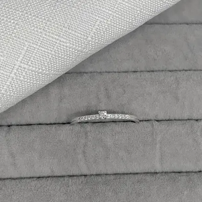 ANEL SOLITÁRIO ARO MEIO CRAVEJADO COM ZIRCONIA CENTRO 2MM