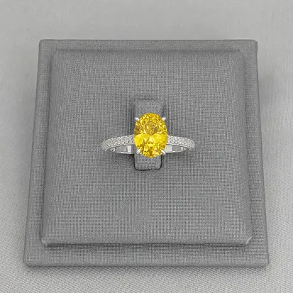 ANEL SOLITÁRIO OVAL CRAVEJADO 8MM AMARELO