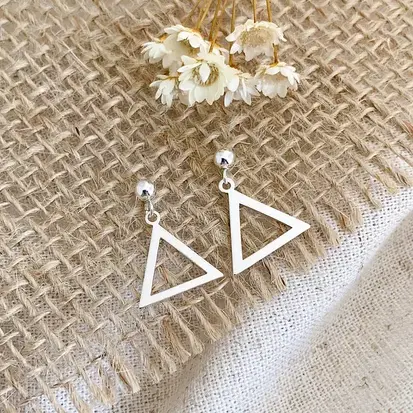BRINCO TRIANGULO VAZADO