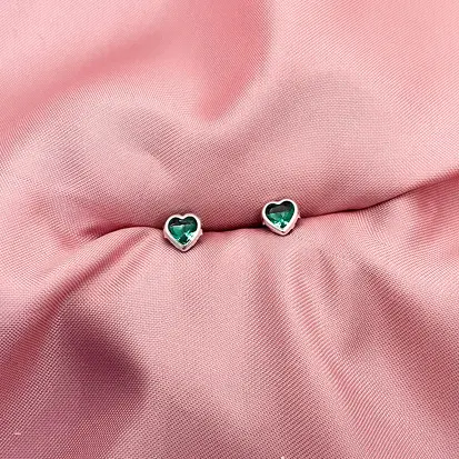 BRINCO ZIRCONIA CORAÇÃO EMBUTIDO