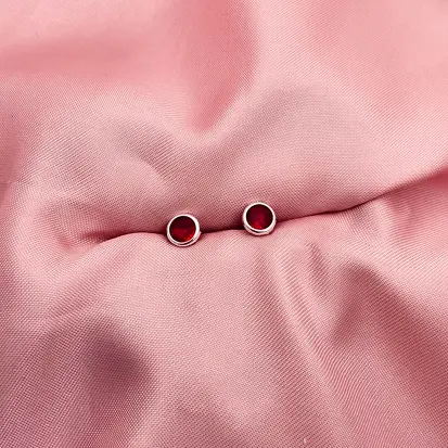 BRINCO REDONDO ZIRCONIA EMBUTIDA VERMELHO