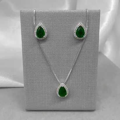 CONJUNTO GOTA ZIRCÔNIA VERDE DETALHE CRAV