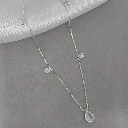 GARGANTILHA GOTA 8MM E 4 ZIRCONIAS FIXAS 4MM CRISTAL