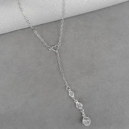 GARGANTILHA GRAVATINHA CORAÇÃO 3 ZIRCONIAS 40CM