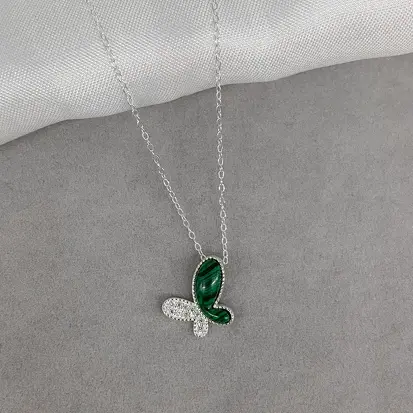 GARGANTILHA BORBOLETA METADE CRAVEJ METADE VERDE