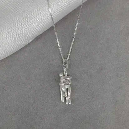 GARGANTILHA CASAL ABRAÇADO