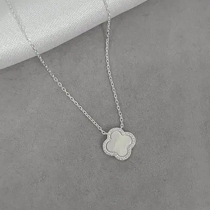 GARGANTILHA VAN CLEEF MADRE PEROLA DETALHE CRAVEJADO