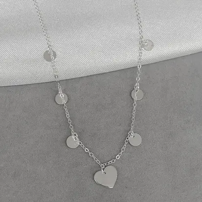 CHOKER MEDALHINHAS E CORAÇAO PENDURADOS