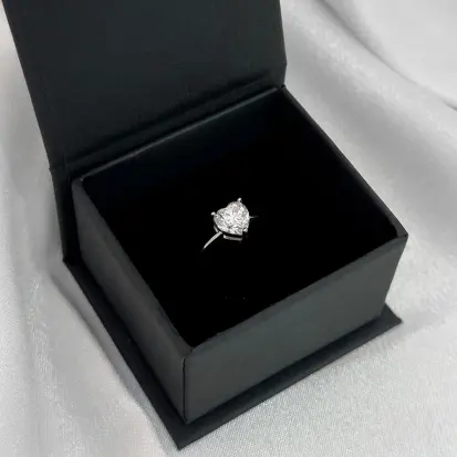 ANEL CORAÇÃO MOISSANITE PRATA CLARA 7MM