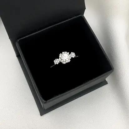 ANEL MOISSANITE SOLITÁRIO 3 FLORES PRATA COM BANHO DE RODIO
