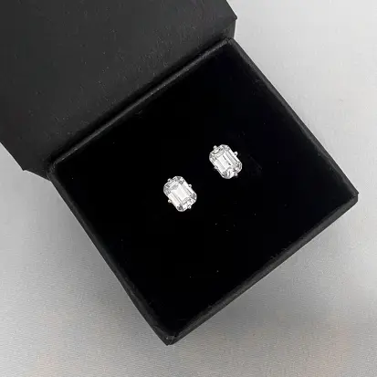 BRINCO RETANGULO MOISSANITE 7X5MM
