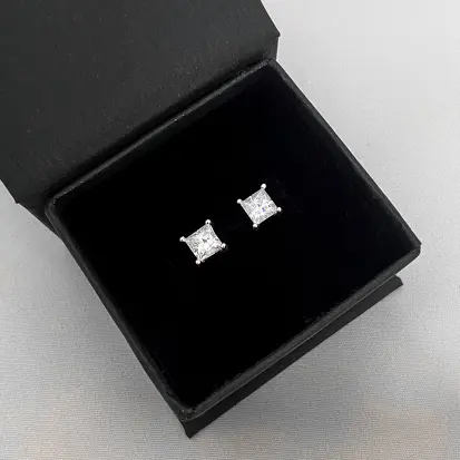 BRINCO PONTO DE LUZ QUADRADO MOISSANITE 5X5MM