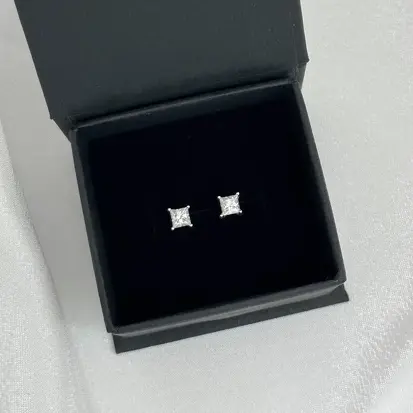 BRINCO QUADRADO M MOISSANITE 4MM