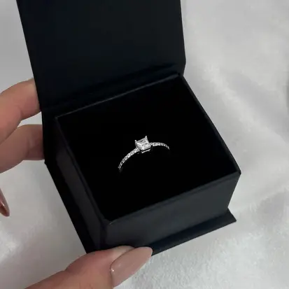 ANEL SOLITÁRIO MOISSANITE 4X4MM CRAVEJADO