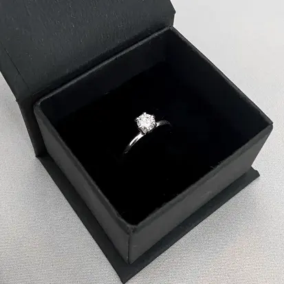 ANEL SOLITÁRIO MOISSANITE 5MM