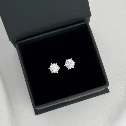 BRINCO PONTO DE LUZ MOISSANITE 6MM GARRINHA