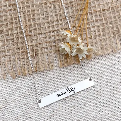 GARGANTILHA PLAQUINHA NOME COM ESCRITA PERSONALIZADA