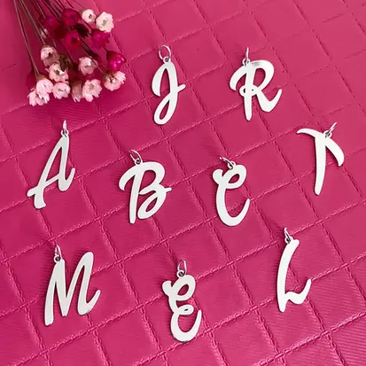 PINGENTE LETRÃO FONTE BARBIE