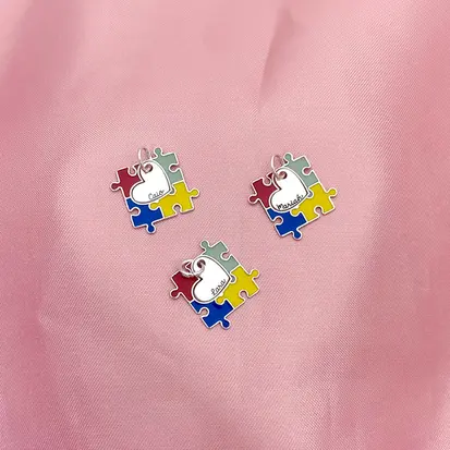 PINGENTE QUEBRA CABEÇA AUTISMO + CORAÇÃO NOME