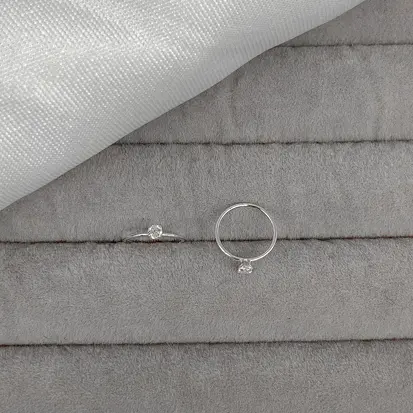 PIERCING ARGOLA PRATA COM PONTO DE LUZ