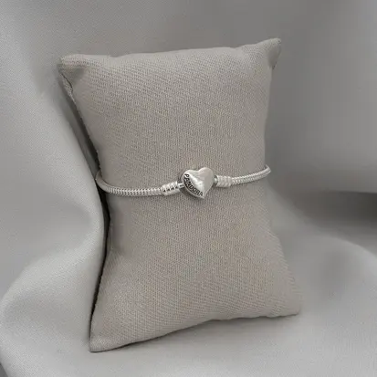 PULSEIRA PANDORA CORAÇÃO LISO DE LADO ESCRITO 21-22
