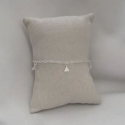 PULSEIRA 5 TRIÂNGULOS LISOS PENDURADOS