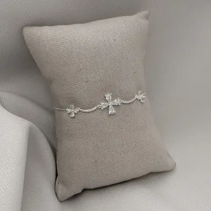 PULSEIRA ZIRCONIA TRÊS FLORES QUATRO PETALAS